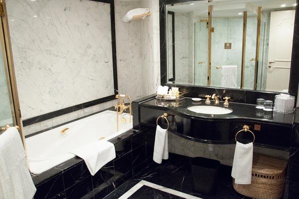 New Orient Landmark Hotel Makaó Kültér fotó A bathroom in a hotel