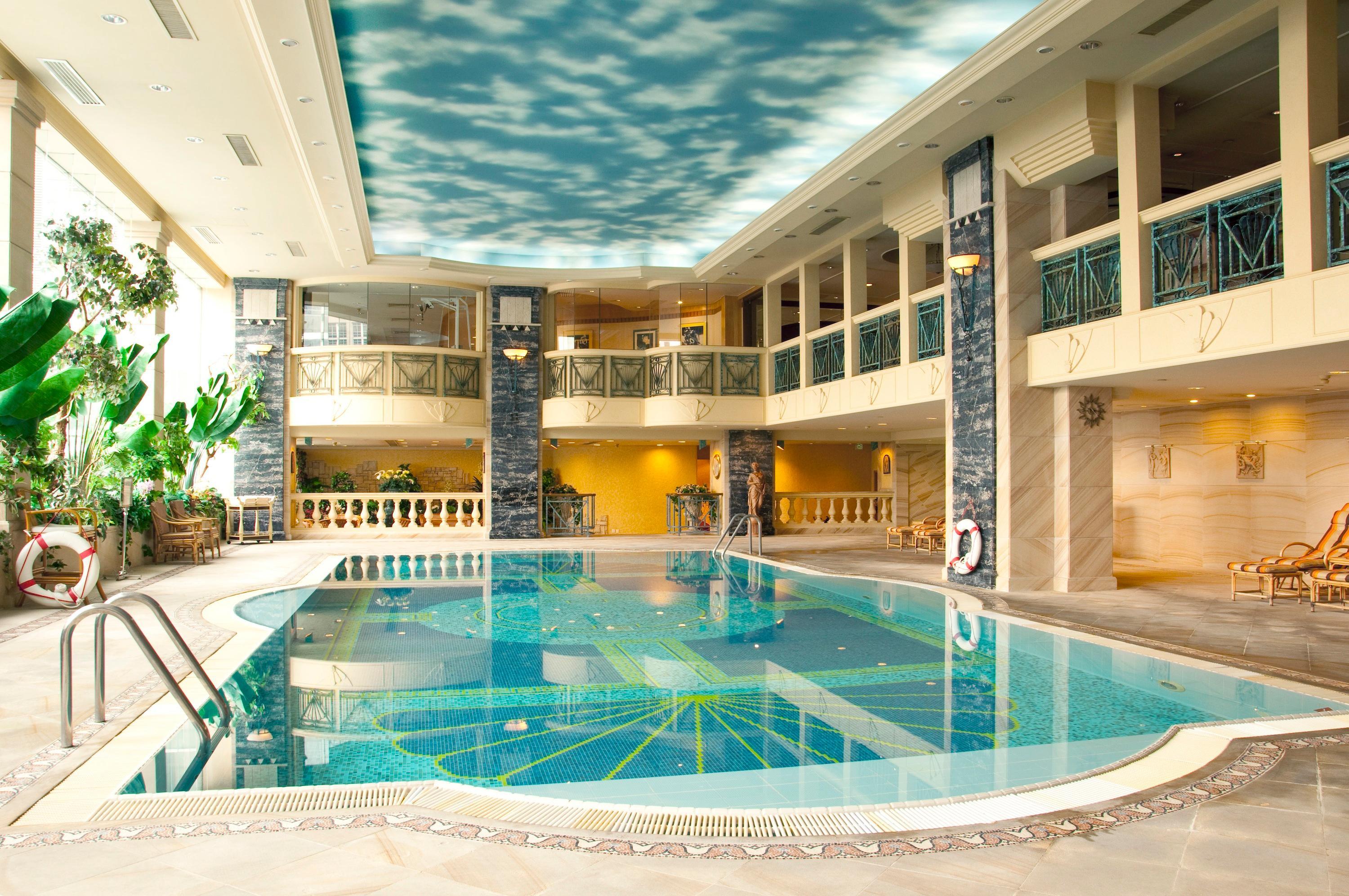 New Orient Landmark Hotel Makaó Kültér fotó The swimming pool at the hotel