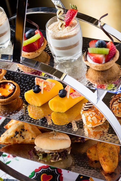 New Orient Landmark Hotel Makaó Kültér fotó A selection of petit fours