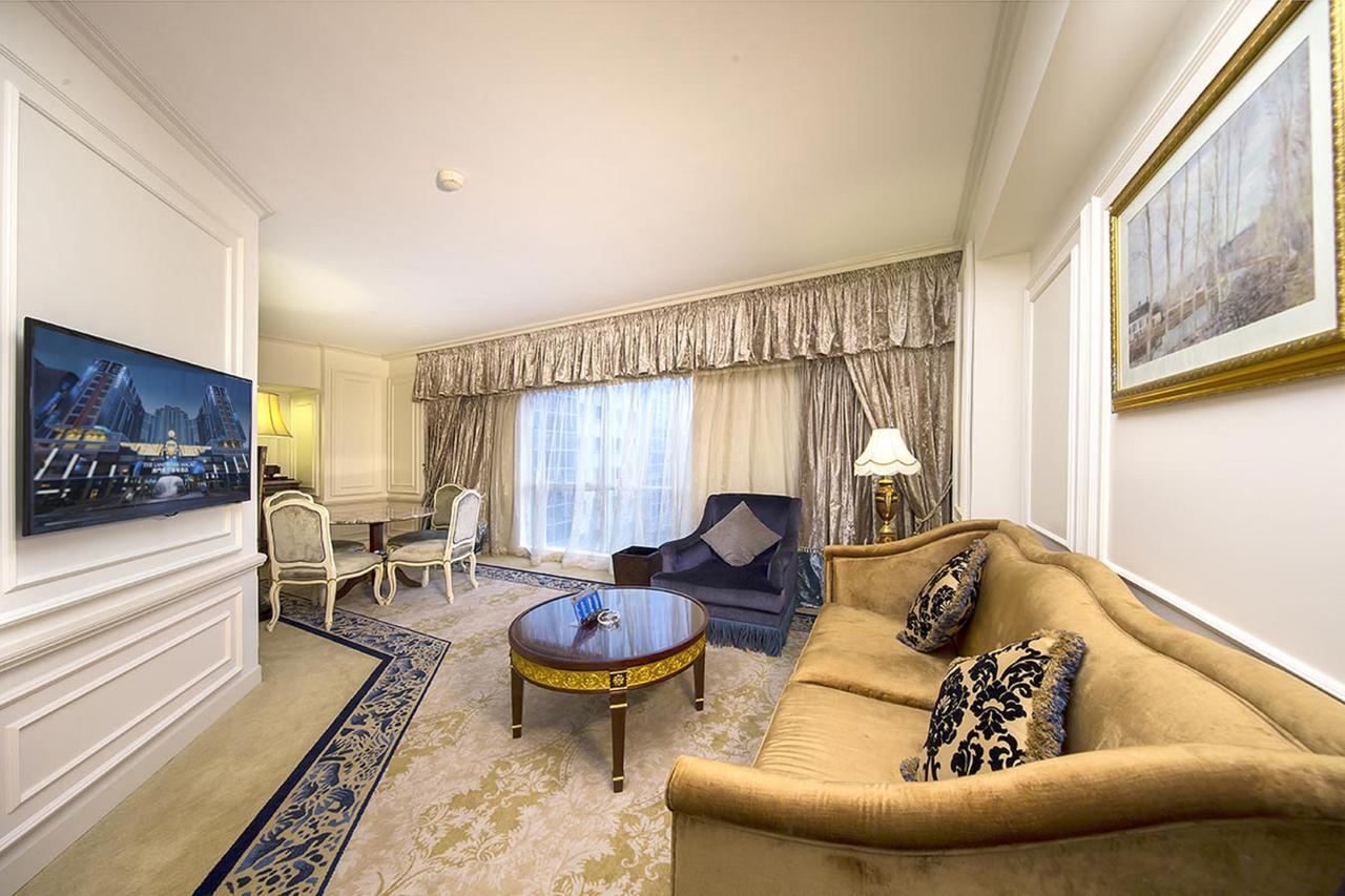 New Orient Landmark Hotel Makaó Kültér fotó A living room at the hotel