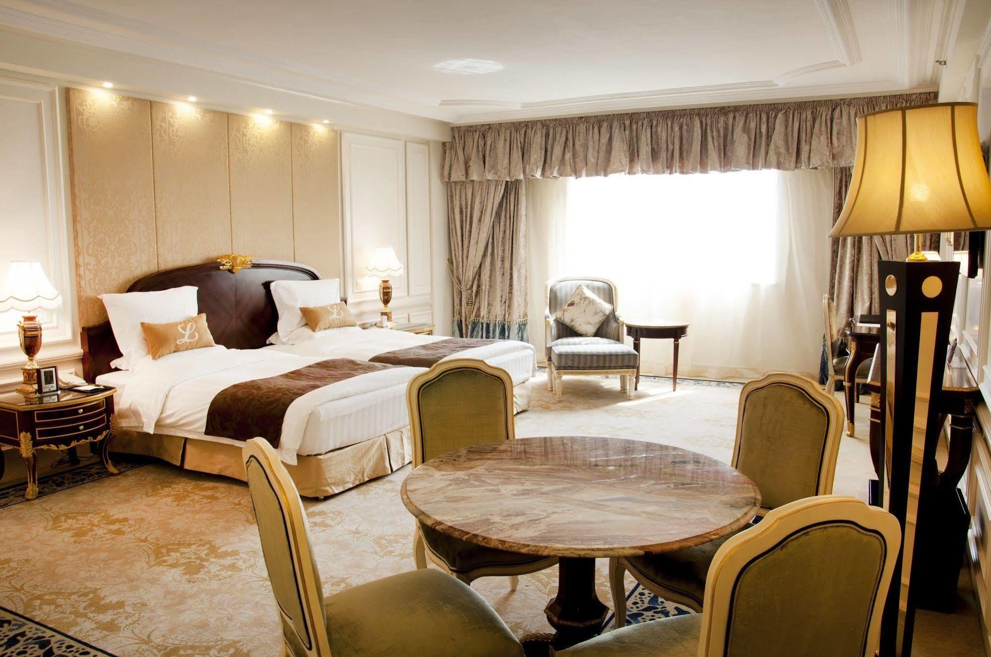 New Orient Landmark Hotel Makaó Kültér fotó A suite at the hotel